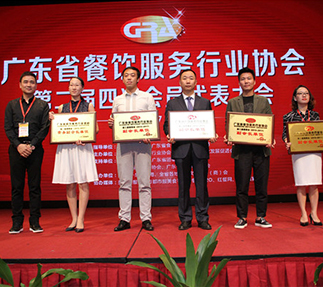 广东省餐饮服务行业协会会长潘宇海为新增副会长单位颁